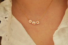 Load image into Gallery viewer, Three White Flowers - Necklace
