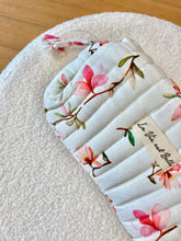 Load image into Gallery viewer, Daisy - Toiletry Bag
