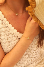 Load image into Gallery viewer, Elegant Pearl Flower - Bracelet
