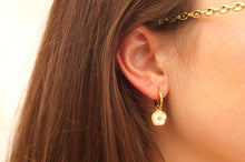 Load image into Gallery viewer, Elegant Pearl Flower - Earrings
