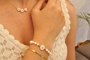 Three White Flowers - Necklace