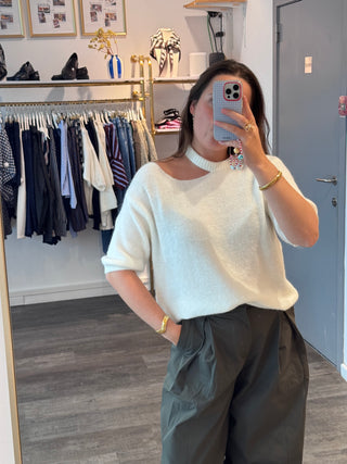 White Cut Out - Pull