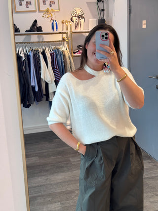 White Cut Out - Pull