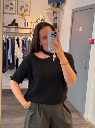 Black Cut Out - Pull