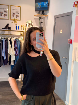 Black Cut Out - Pull