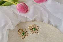 Load image into Gallery viewer, Green Pearly Flower - Earrings
