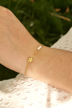 Load image into Gallery viewer, Flower Pearls - Bracelet
