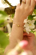 Load image into Gallery viewer, Flower Pearls - Bracelet
