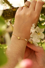 Load image into Gallery viewer, Flower Pearls - Bracelet
