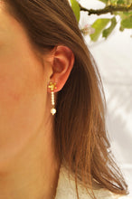 Load image into Gallery viewer, Flower Pearls - Earrings
