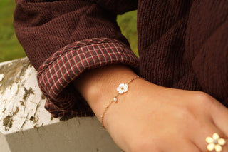 White Lilly Flower - Bracelet