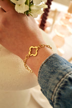 Load image into Gallery viewer, Silver Chunky Chained Clover - Bracelet
