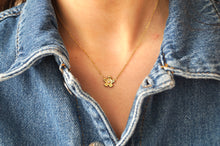Load image into Gallery viewer, Pearly Flower - Necklace
