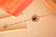 Load image into Gallery viewer, Lisanne Flower - Bracelet
