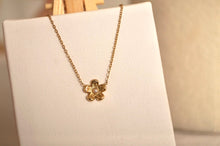 Load image into Gallery viewer, Pearly Flower - Necklace
