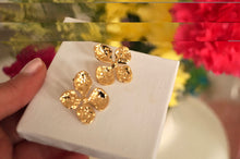 Load image into Gallery viewer, Manon Flowers - Earrings
