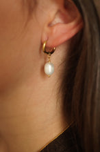 Load image into Gallery viewer, Simple Seawaterpearls 2 - Earrings
