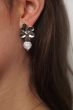 Load image into Gallery viewer, Silver Big Flower Pearls - Earrings
