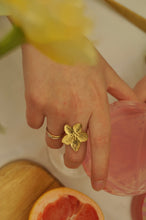 Load image into Gallery viewer, Lydia Flower - Ring
