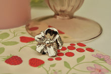 Load image into Gallery viewer, Silver Amour Flower - Ring
