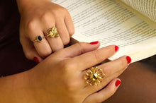 Load image into Gallery viewer, Simple Daisy Flower - Ring
