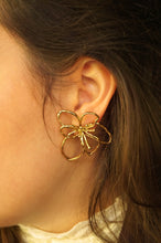 Load image into Gallery viewer, Artistic Flower - Earrings
