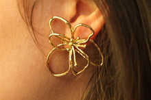 Load image into Gallery viewer, Artistic Flower - Earrings
