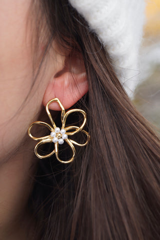 Pearly Winter Flower - Earrings