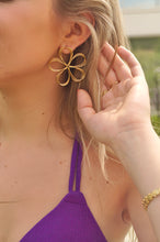 Load image into Gallery viewer, Big Open Flowers - Earrings
