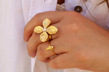 Load image into Gallery viewer, Pearlie Flower - Ring
