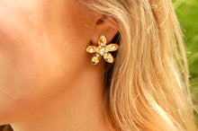 Load image into Gallery viewer, Pearly Flowers  - Earrings
