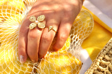 Load image into Gallery viewer, Pearlie Flower - Ring
