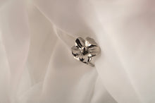 Load image into Gallery viewer, Silver Amour Flower - Ring
