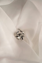 Load image into Gallery viewer, Silver Amour Flower - Ring
